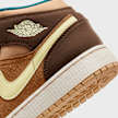 Jordan Air Jordan 1 Mid SE (GS) marrón 27447 8