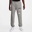 Nike   Club Fleece Cuffed Pants Stack Graphics grau 28372 1