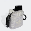 adidas Originals Kleine Schultertasche grau 45997 4