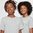 Nike Sportswear Tee EMB Futura gris 46941 3