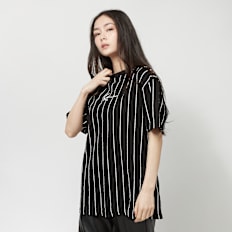 Karl Kani Small Signature Essential Pinstripe OS Tee zwart
